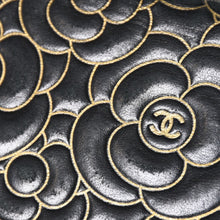 Load image into Gallery viewer, CHANEL シャネル カメリア ウォレット チェーンバッグ エンボス加工 21番台 ラムスキン ブラック ゴールド 美品 中古 4a003710
