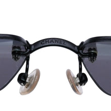 Load image into Gallery viewer, CHANEL シャネル リムレス サングラス アイウェア 4026 c.142/22 サイズ63□17 120 ココマーク ブラック 美品 中古 4a003734