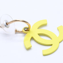 Load image into Gallery viewer, CHANEL シャネル ココマーク フープピアス 重量約5.85g 03S刻印 メタル GP ゴールド イエロー 両耳用 美品 中古 4a003746