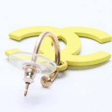 Load image into Gallery viewer, CHANEL シャネル ココマーク フープピアス 重量約5.85g 03S刻印 メタル GP ゴールド イエロー 両耳用 美品 中古 4a003746
