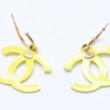 Load image into Gallery viewer, CHANEL シャネル ココマーク フープピアス 重量約5.85g 03S刻印 メタル GP ゴールド イエロー 両耳用 美品 中古 4a003746
