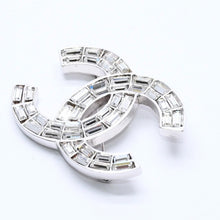 Load image into Gallery viewer, 極美品 CHANEL シャネル ココマーク ブローチ 重量約20.05g 01P刻印 メタル ラインストーン シルバー クリア 中古 4a003749