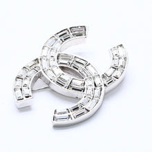 Load image into Gallery viewer, 極美品 CHANEL シャネル ココマーク ブローチ 重量約20.05g 01P刻印 メタル ラインストーン シルバー クリア 中古 4a003749