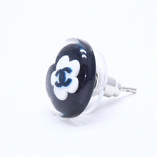 Load image into Gallery viewer, CHANEL シャネル ココマーク ボタンピアス 重量約1.68g 04S刻印 カメリア クリア ブラック ホワイト 樹脂系 両耳用 美品 中古 4a003747