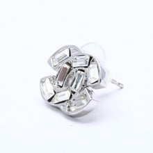 Load image into Gallery viewer, 極美品 CHANEL シャネル ココマーク ピアス 重量約4.39g 01P刻印 ラインストーン メタル シルバー クリア 両耳用 中古 4a003745