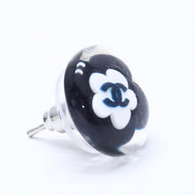 Load image into Gallery viewer, CHANEL シャネル ココマーク ボタンピアス 重量約1.68g 04S刻印 カメリア クリア ブラック ホワイト 樹脂系 両耳用 美品 中古 4a003747