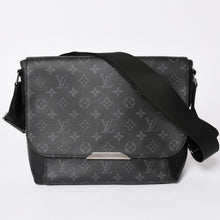 Load image into Gallery viewer, 極美品 LOUIS VUITTON ルイヴィトン メッセンジャーPM エクスプローラー モノグラム ブラック エクリプス M40565 シルバー金具 中古 4a003674
