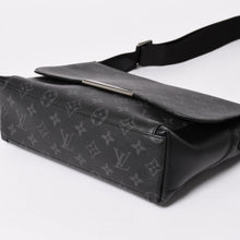 Load image into Gallery viewer, 極美品 LOUIS VUITTON ルイヴィトン メッセンジャーPM エクスプローラー モノグラム ブラック エクリプス M40565 シルバー金具 中古 4a003674