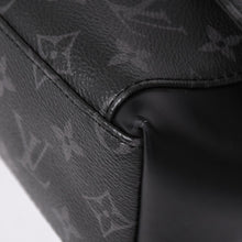 Load image into Gallery viewer, 極美品 LOUIS VUITTON ルイヴィトン メッセンジャーPM エクスプローラー モノグラム ブラック エクリプス M40565 シルバー金具 中古 4a003674