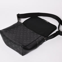 Load image into Gallery viewer, 極美品 LOUIS VUITTON ルイヴィトン メッセンジャーPM エクスプローラー モノグラム ブラック エクリプス M40565 シルバー金具 中古 4a003674