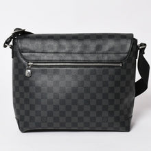 Load image into Gallery viewer, 極美品 LOUIS VUITTON ルイヴィトン ディスリクト MM メッセンジャーバッグ N40350 ショルダーバッグ ダミエグラフィクト ブラック シルバー金具 中古 4a003675