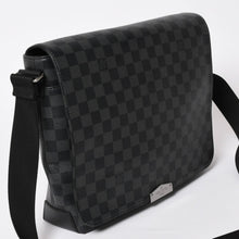 Load image into Gallery viewer, 極美品 LOUIS VUITTON ルイヴィトン ディスリクト MM メッセンジャーバッグ N40350 ショルダーバッグ ダミエグラフィクト ブラック シルバー金具 中古 4a003675
