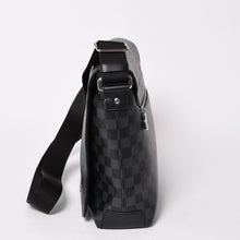 Load image into Gallery viewer, 極美品 LOUIS VUITTON ルイヴィトン ディスリクト MM メッセンジャーバッグ N40350 ショルダーバッグ ダミエグラフィクト ブラック シルバー金具 中古 4a003675