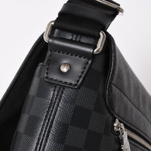 Load image into Gallery viewer, 極美品 LOUIS VUITTON ルイヴィトン ディスリクト MM メッセンジャーバッグ N40350 ショルダーバッグ ダミエグラフィクト ブラック シルバー金具 中古 4a003675