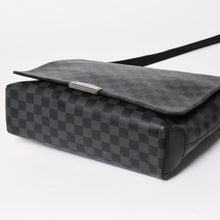 Load image into Gallery viewer, 極美品 LOUIS VUITTON ルイヴィトン ディスリクト MM メッセンジャーバッグ N40350 ショルダーバッグ ダミエグラフィクト ブラック シルバー金具 中古 4a003675