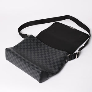 極美品 LOUIS VUITTON ルイヴィトン ディスリクト MM メッセンジャーバッグ N40350 ショルダーバッグ ダミエグラフィクト ブラック シルバー金具 中古 4a003675