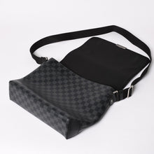 Load image into Gallery viewer, 極美品 LOUIS VUITTON ルイヴィトン ディスリクト MM メッセンジャーバッグ N40350 ショルダーバッグ ダミエグラフィクト ブラック シルバー金具 中古 4a003675
