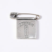 Load image into Gallery viewer, CHROME HEARTS クロムハーツ FRAMED SAFETY PIN OSAKA セーフティピン 大阪限定フレーム 重量約8.76g シルバー925 美品 中古 4a003796