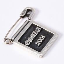 Load image into Gallery viewer, CHROME HEARTS クロムハーツ FRAMED SAFETY PIN OSAKA セーフティピン 大阪限定フレーム 重量約8.76g シルバー925 美品 中古 4a003796