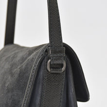 Load image into Gallery viewer, 極美品 BOTTEGAVENETA ボッテガヴェネタ イントレチャート リアルト チェーン ショルダーバッグ B04071545F ブラック 中古 4a003824
