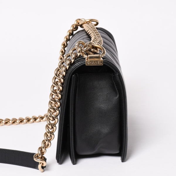 極美品 CHANEL シャネル ボーイシャネル チェーンショルダーバッグ 27番台 V字ステッチ シェブロン ココマーク ラムスキン ブラック 2way ゴールド金具 中古 4a003663