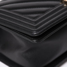 Load image into Gallery viewer, 極美品 CHANEL シャネル ボーイシャネル チェーンショルダーバッグ 27番台 V字ステッチ シェブロン ココマーク ラムスキン ブラック 2way ゴールド金具 中古 4a003663