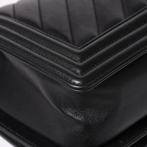 極美品 CHANEL シャネル ボーイシャネル チェーンショルダーバッグ 27番台 V字ステッチ シェブロン ココマーク ラムスキン ブラック 2way ゴールド金具 中古 4a003663