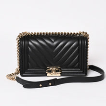 Load image into Gallery viewer, 極美品 CHANEL シャネル ボーイシャネル チェーンショルダーバッグ 27番台 V字ステッチ シェブロン ココマーク ラムスキン ブラック 2way ゴールド金具 中古 4a003663