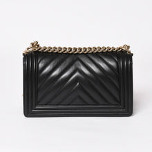 Load image into Gallery viewer, 極美品 CHANEL シャネル ボーイシャネル チェーンショルダーバッグ 27番台 V字ステッチ シェブロン ココマーク ラムスキン ブラック 2way ゴールド金具 中古 4a003663