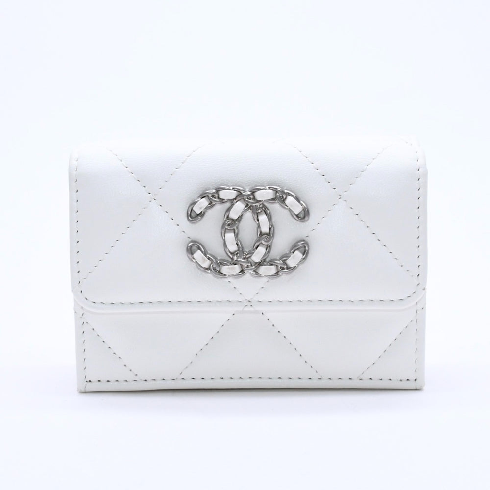 極美品 CHANEL シャネル CHANEL 19 スモールフラップウォレット 三つ折り財布 AP1064 32番台 ココマーク ラムスキン ホワイト 中古 4a003636