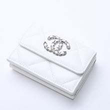 画像をギャラリービューアに読み込む, 極美品 CHANEL シャネル CHANEL 19 スモールフラップウォレット 三つ折り財布 AP1064 32番台 ココマーク ラムスキン ホワイト 中古 4a003636