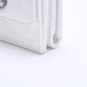 極美品 CHANEL シャネル CHANEL 19 スモールフラップウォレット 三つ折り財布 AP1064 32番台 ココマーク ラムスキン ホワイト 中古 4a003636