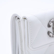 画像をギャラリービューアに読み込む, 極美品 CHANEL シャネル CHANEL 19 スモールフラップウォレット 三つ折り財布 AP1064 32番台 ココマーク ラムスキン ホワイト 中古 4a003636