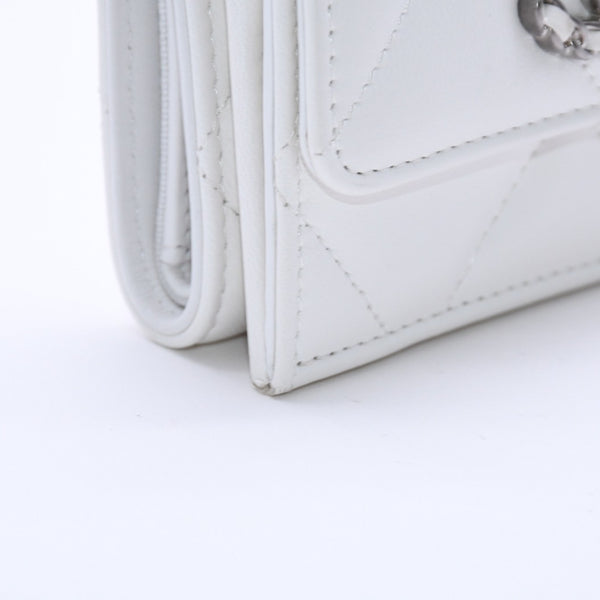 極美品 CHANEL シャネル CHANEL 19 スモールフラップウォレット 三つ折り財布 AP1064 32番台 ココマーク ラムスキン ホワイト 中古 4a003636
