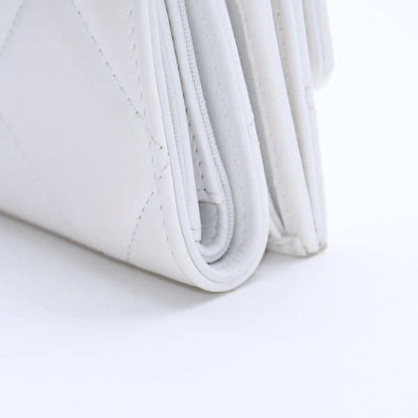 極美品 CHANEL シャネル CHANEL 19 スモールフラップウォレット 三つ折り財布 AP1064 32番台 ココマーク ラムスキン ホワイト 中古 4a003636