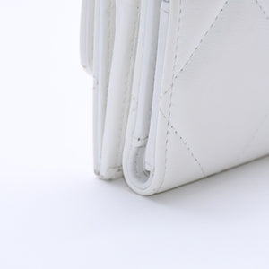 極美品 CHANEL シャネル CHANEL 19 スモールフラップウォレット 三つ折り財布 AP1064 32番台 ココマーク ラムスキン ホワイト 中古 4a003636