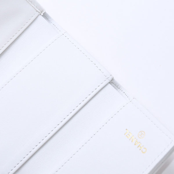 極美品 CHANEL シャネル CHANEL 19 スモールフラップウォレット 三つ折り財布 AP1064 32番台 ココマーク ラムスキン ホワイト 中古 4a003636