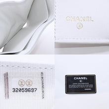 画像をギャラリービューアに読み込む, 極美品 CHANEL シャネル CHANEL 19 スモールフラップウォレット 三つ折り財布 AP1064 32番台 ココマーク ラムスキン ホワイト 中古 4a003636