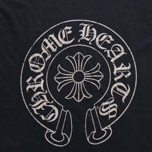 Load image into Gallery viewer, CHROME HEARTS クロムハーツ ホースシュー CHプラス 半袖Tシャツ ネイビー スクロールラベル Mサイズ カットソー 美品 中古 4a003852