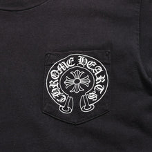 Load image into Gallery viewer, CHROME HEARTS クロムハーツ オールドモデル ホースシュー&amp;スタープリントポケットTシャツ Mサイズ ホースシュー CHクロス スクロールラベル CHロゴ スターデザイン ホワイト 美品 中古 4a003868