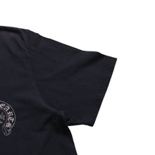 Load image into Gallery viewer, CHROME HEARTS クロムハーツ ホースシュー CHプラス 半袖Tシャツ ネイビー スクロールラベル Mサイズ カットソー 美品 中古 4a003852