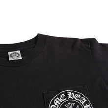 Load image into Gallery viewer, CHROME HEARTS クロムハーツ オールドモデル ホースシュー&amp;スタープリントポケットTシャツ Mサイズ ホースシュー CHクロス スクロールラベル CHロゴ スターデザイン ホワイト 美品 中古 4a003868