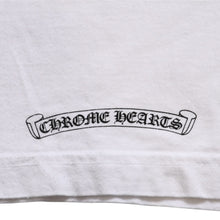 Load image into Gallery viewer, CHROME HEARTS クロムハーツ Tシャツ AOYAMA 20TH ANNIVERSARY 青山20周年記念 リチャードスターク サイズL ホワイト オレンジ 美品 中古 4a003857