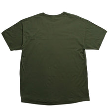 Load image into Gallery viewer, 極美品 フルーツオブザルーム グラフィックTシャツ 男性イラストデザイン オリーブ ミリタリーカラー XLサイズ 中古 4a003428