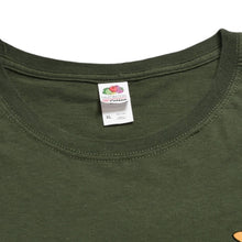 Load image into Gallery viewer, 極美品 フルーツオブザルーム グラフィックTシャツ 男性イラストデザイン オリーブ ミリタリーカラー XLサイズ 中古 4a003428