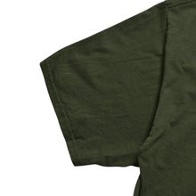 Load image into Gallery viewer, 極美品 フルーツオブザルーム グラフィックTシャツ 男性イラストデザイン オリーブ ミリタリーカラー XLサイズ 中古 4a003428