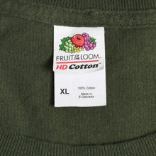 Load image into Gallery viewer, 極美品 フルーツオブザルーム グラフィックTシャツ 男性イラストデザイン オリーブ ミリタリーカラー XLサイズ 中古 4a003428