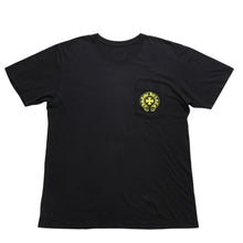 Load image into Gallery viewer, CHROME HEARTS クロムハーツ ヴァーティカルロゴ Tシャツ スクロールラベルロゴ ブラック イエロー サイズL 良品 中古 4a003858