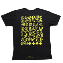 Load image into Gallery viewer, CHROME HEARTS クロムハーツ ヴァーティカルロゴ Tシャツ スクロールラベルロゴ ブラック イエロー サイズL 良品 中古 4a003858