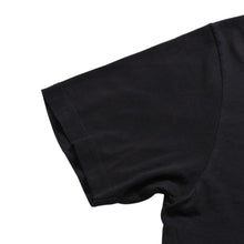 Load image into Gallery viewer, CHROME HEARTS クロムハーツ ヴァーティカルロゴ Tシャツ スクロールラベルロゴ ブラック イエロー サイズL 良品 中古 4a003858